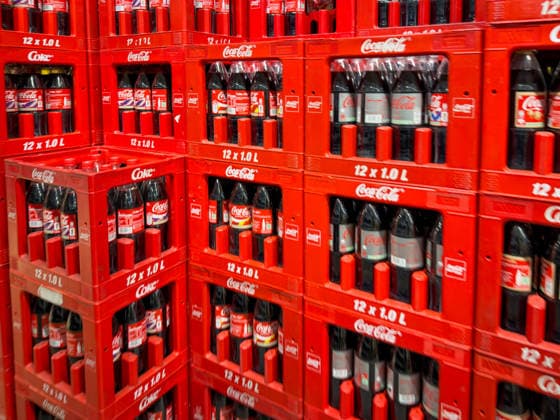 Supermarkt Getränkekisten, Deutschland, Europa, Coca-Cola, Coke, Softdrinks, Mehrwegflaschen, Pfand, Pfandsystem Deutschland, Getränkemarkt, Einzelhandel, Konsum, Inflation, Lebensmittelpreise, Vorrat, Logistik, Stapel, Lagerhaltung, Markenprodukt, Verpackung, Recycling, Nachhaltigkeit, Getränkebranche, Verkaufsfläche *** Supermarket beverage crates, Germany, Europe, Coca Cola, Coke, soft drinks, returnable bottles, deposit, deposit system Germany, beverage market, retail, consumption, inflation, food prices, stock, logistics, stacking, warehousing, branded product, packaging, recycling, sustainability, beverage industry, retail space Copyright: xJOERANxSTEINSIEKx