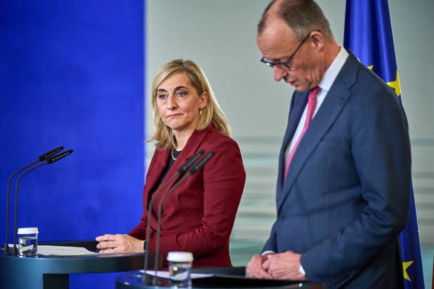 Bundeskanzler Friedrich Merz (CDU) (rechts im Bild) und Gesundheitsministerin Nina Warken (CDU) (links im Bild) informieren am 29.04.2026 im Bundeskanzleramt die Hauptstadtpresse ueber die im Bundeskabinett beschlossenen Aenderungen und Kuerzungen im Gesundheitssystem. Das Bundeskabinett hat die Krankenkassenreform auf den Weg gebracht. Merz nennt die Einigung historisch und hofft auf einen schnellen Beschluss im Bundestag. Die Reform soll die angespannte Finanzlage bei der gesetzlichen Krankenversicherung stabilisieren. Durch eine Reihe von Massnahmen sollen die Einnahmen der Krankenkassen erhoeht und die Ausgaben gesenkt werden. Ziel ist es, eine Erhoehung der Beitraege zu vermeiden. Bundesgesundheitsministerin Nina Warken (CDU) hob das Copyright: epd-bildx xChristianxDitsch D26D0429BundesregGesundheitssystem113946