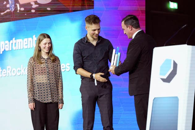 Sönke Möhring mit den Gewinnern in den Kategorien Beste Story und Bestes Grafikdesign bei der Verleihung des Deutschen Computerspielpreises 2026 im Herkulessaal der Residenz. München, 29.04.2026