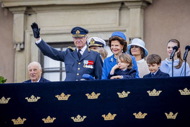 30-04-2026 Outer King Carl XVI Gustaf and Queen Silvia and Prince Oscar and Princess Estelle attend the Swedish Armed Forces tribute on the Outer Courtyard of the Royal palace as part of the celebrations of King Carl Gustafs 80th birthday in Stockholm, Sweden. Â  Copyright: xPPEx