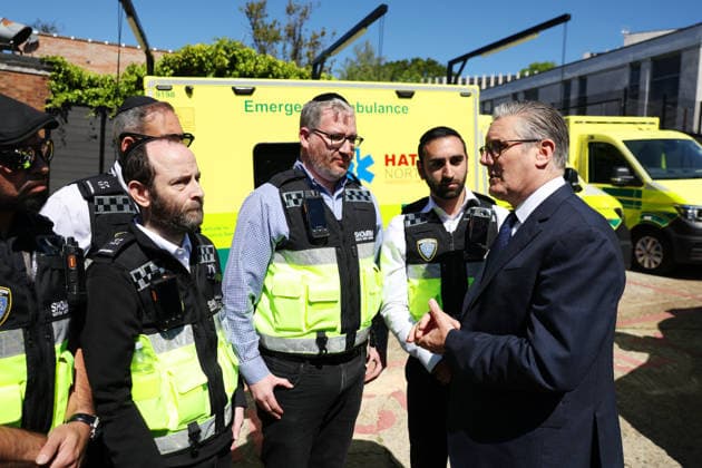 Prime Minister Keir Starmer responds to the Golders Green attack 30 04 2026. London, United Kingdom. Prime Minister Keir Starmer meets emergency response workers as he visits Golders Green following a terror attack in Golders Green., Credit:Simon Dawson No 10 Downing Street Avalon United Kingdom, Greater London, London, 10 Downing Street  Copyright: xSimonxDawsonx xNox10xDowningxStreetx xAvalonx 1095422139