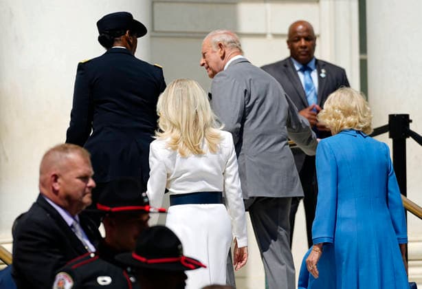 King Charles III and Queen Camilla participate in a Wreath Laying Ceremony at the Tomb of the Unknown Solider at Arlington National Cemetery in Arlington, Virginia on Thursday, April 30, 2026. The King and Queen are ending their four-day state visit to the U.S. in Virginia before returning to the U.K. this evening.  ARL2026043023562 BONNIExCASH