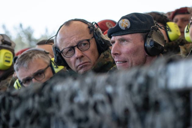 Bundeskanzler Friedrich Merz mit Generalleutnant Christian Freuding (rechts) und Regierungssprecher Stefan Kornelius (links) während der dynamischen Vorführung des Heeres;Bundeskanzler Friedrich Merz besucht das Heer der Bundeswehr, Munster Niedersachsen Deutschland Truppenübungsplatz Munster *** Federal Chancellor Friedrich Merz with Lieutenant General Christian Freuding on the right and government spokesman Stefan Kornelius on the left during the Armys dynamic demonstration Federal Chancellor Friedrich Merz visits the Army of the Bundeswehr, Munster Lower Saxony Germany Munster military training area
