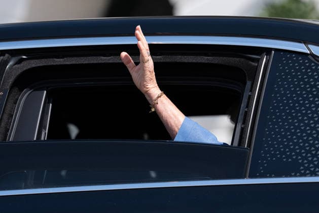 Queen Camilla waves as she departs a farewell event on the South Portico of the White House in Washington, DC, USA, on Thursday, April 30, 2026. Copyright: xAaronxSchwartzx xPoolxviaxCNPx MediaPunchx