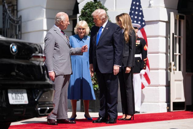 April 30, 2026, Washington, District Of Columbia, USA: United States President Donald J Trump and first lady Melania Trump host a farewell event with King Charles III of the United Kingdom of Great Britain and Northern Ireland and Queen Camilla on the South Portico of the White House in Washington, DC, USA, on Thursday, April 30, 2026 Washington USA - ZUMAs152 20260430_faa_s152_012 Copyright: xAaronxSchwartzx-xPoolxviaxCNPx