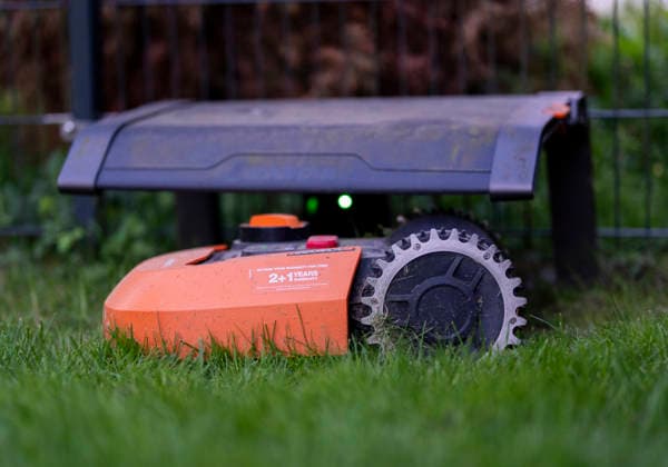 Ein Mähroboter steht auf einer Rasenfläche in einem Garten in Gummersbach. Rasenmäher. Symbolbild zum Thema automatisierte Gartenpflege und moderne Haushaltstechnik. Gummersbach, Nordrhein-Westfalen, 30.04.2026 *** A robot mower stands on a lawn in a garden in Gummersbach Lawn mower Symbolic image on the subject of automated garden maintenance and modern household technology Gummersbach, North Rhine-Westphalia, 30 04 2026 Copyright: MarcoxBader