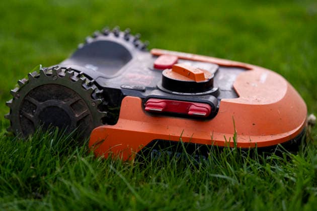 Ein Mähroboter steht auf einer Rasenfläche in einem Garten in Gummersbach. Rasenmäher. Symbolbild zum Thema automatisierte Gartenpflege und moderne Haushaltstechnik. Gummersbach, Nordrhein-Westfalen, 30.04.2026 *** A robot mower stands on a lawn in a garden in Gummersbach Lawn mower Symbolic image on the subject of automated garden maintenance and modern household technology Gummersbach, North Rhine-Westphalia, 30 04 2026 Copyright: MarcoxBader