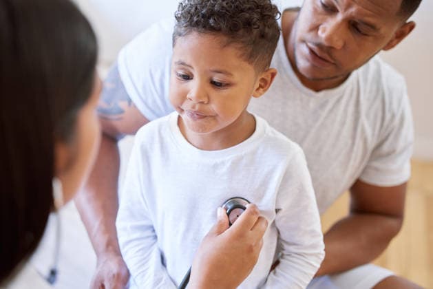 Sick child at the doctors office with his mother. Little boy sitting with his father while a female paediatrician takes a listen with a stethoscope to his breathing and heartbeat. Its flu season. (License=RF) ,model released, Symbolfoto  Copyright: xZoonar.com YurixArcursxpeopleimages.comx 18882720 ,model released, Symbolfoto ,property released