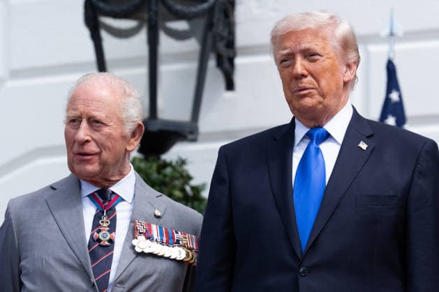 April 30, 2026, Washington, District Of Columbia, USA: KING CHARLES III poses with United States President DONALD J TRUMP during a farewell event on the South Portico of the White House in Washington. Washington USA - ZUMAs152 20260430_faa_s152_025 Copyright: xAaronxSchwartz-Poolx