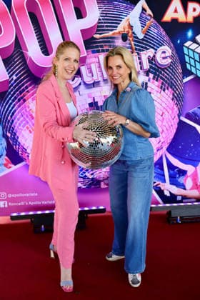 Premiere Roncalli s Apollo Variete POP Culture - Profitänzerin Sarah Latton ( Let s Dance ) mit ihrer Freundin Davina Wendorf (li.) Düsseldorf Apollo Theater NRW Deutschland
