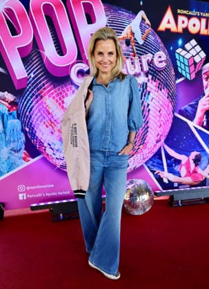 Premiere Roncalli s Apollo Variete POP Culture - Profitänzerin Sarah Latton ( Let s Dance ) Düsseldorf Apollo Theater NRW Deutschland