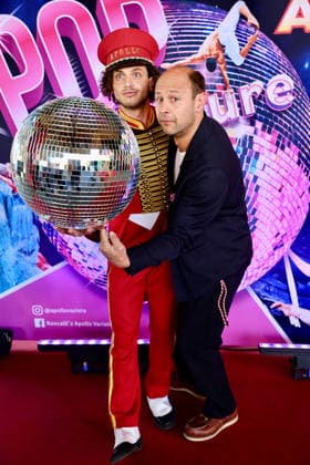 Premiere Roncalli s Apollo Variete POP Culture - Heimspiel für den Düsseldorfer Schaupieler Moritz Führmann der seinen Spass an der Disco Kugel am Red Carpet hatte... Düsseldorf Apollo Thearter NRW Deutschland
