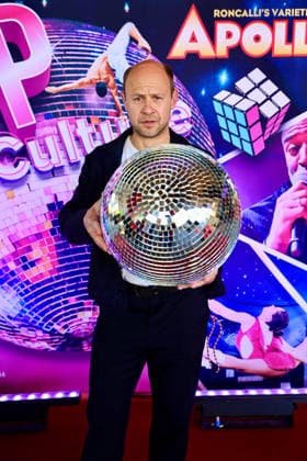 Premiere Roncalli s Apollo Variete POP Culture - Heimspiel für den Düsseldorfer Schaupieler Moritz Führmann der seinen Spass an der Disco Kugel am Red Carpet hatte... Düsseldorf Apollo Theater NRW Deutschland