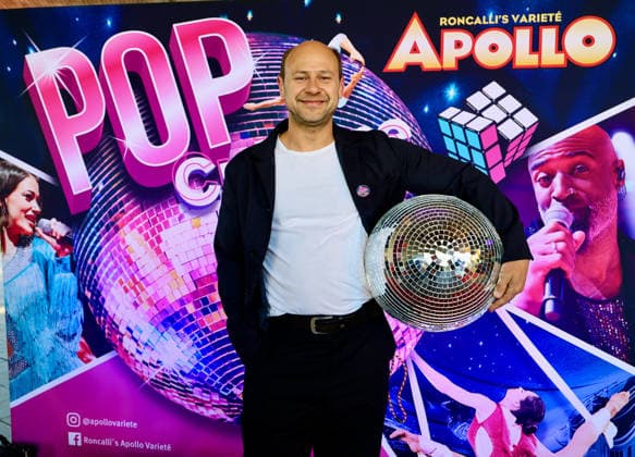 Premiere Roncalli s Apollo Variete POP Culture - Heimspiel für den Düsseldorfer Schaupieler Moritz Führmann der seinen Spass an der Disco Kugel am Red Carpet hatte... Düsseldorf Apollo Theater NRW Deutschland