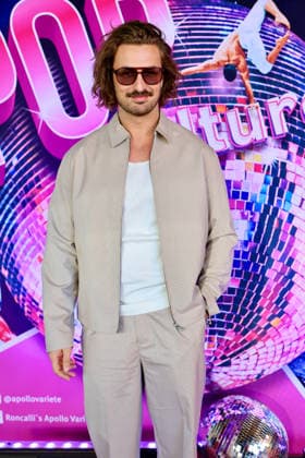 Premiere Roncalli s Apollo Variete POP Culture - Nicolas Puschmann , TV Entertainer mit der Apollo Disco Kugel am Red Carpet Düsseldorf Apollo Theater NRW Deutschland