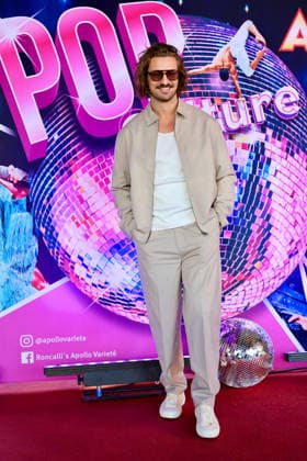 Premiere Roncalli s Apollo Variete POP Culture - Nicolas Puschmann , TV Entertainer mit der Apollo Disco Kugel am Red Carpet Düsseldorf Apollo Theater NRW Deutschland