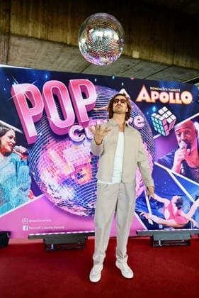 Premiere Roncalli s Apollo Variete POP Culture - Nicolas Puschmann , TV Entertainer mit der Apollo Disco Kugel am Red Carpet Düsseldorf Apollo Theater NRW Deutschland