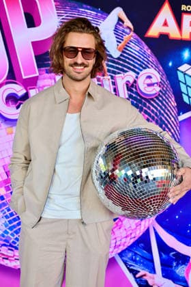 Premiere Roncalli s Apollo Variete POP Culture - Nicolas Puschmann , TV Entertainer mit der Apollo Disco Kugel am Red Carpet Düsseldorf Apollo Theater NRW Deutschland