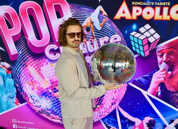 Premiere Roncalli s Apollo Variete POP Culture - Nicolas Puschmann , TV Entertainer mit der Apollo Disco Kugel am Red Carpet Düsseldorf Apollo Theater NRW Deutschland