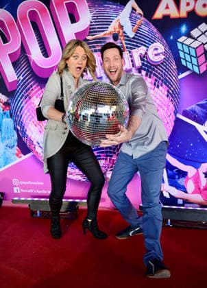 Premiere Roncalli s Apollo Variete POP Culture - TV Moderator Sven Kroll mit Freundin Lisa Feller mit der Disco Kugel am Red Carpet Düsseldorf Apollo Theater NRW Deutschland