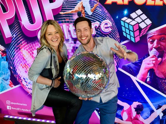 Premiere Roncalli s Apollo Variete POP Culture - TV Moderator Sven Kroll mit Freundin Lisa Feller mit der Disco Kugel am Red Carpet Düsseldorf Apollo Theater NRW Deutschland
