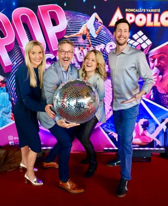 Premiere Roncalli s Apollo Variete POP Culture - v.l. Tina Bockelmann mit Ehemann und Schauspieler Stefan Bockelmann, Lisa Feller und TV Moderator Sven Kroll mit der Disco Kugel am Red Carpet Düsseldorf Apollo Theater NRW Deutschland