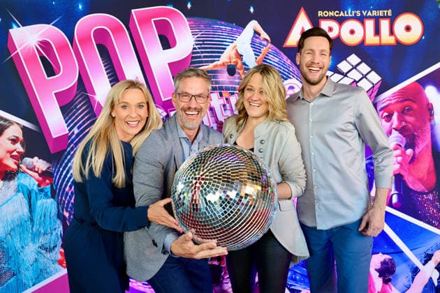 Premiere Roncalli s Apollo Variete POP Culture - v.l. Tina Bockelmann mit Ehemann und Schauspieler Stefan Bockelmann, Lisa Feller und TV Moderator Sven Kroll mit der Disco Kugel am Red Carpet Düsseldorf Apollo Theater NRW Deutschland