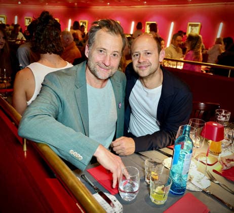 Premiere Roncalli s Apollo Variete POP Culture - die beiden wunderbaren Schauspieler Christian Erdmann und Moritz Führmann im Apollo Saal beim Dinner... Düsseldorf Apollo Theater NRW Deutschland
