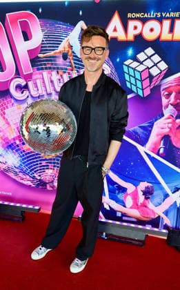 Premiere Roncalli s Apollo Variete POP Culture - Marcel Schneider von QVC TV mit Freundin Frauke Düsseldorf Apollo Theater NRW Deutschland