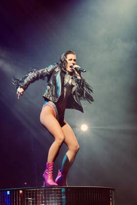 Premiere Roncalli s Apollo Variete POP Culture - Szene aus der Tanzshow Düsseldorf Apollo Theater NRW Deutschland