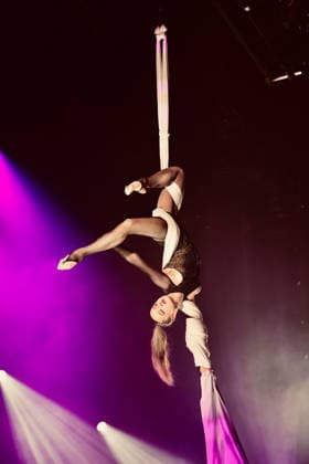 Premiere Roncalli s Apollo Variete POP Culture - Szene aus der Tanzshow Düsseldorf Apollo Theater NRW Deutschland