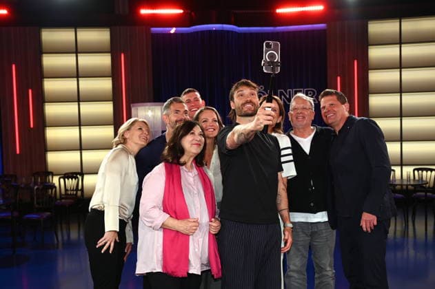 Moderatorin Susan Link, Moderator Micky Beisenherz, Schauspielerin Eva Mattes, Comedian Jerry Vsan, Moderatorin Eva Brenner, Radsportler Jan Ullrich, Sportmoderatorin Katrin Müller Hohenstein, Radsportler Rick Zabel und Mediziner Dietrich Grönemeyer zu Gast in der WDR Talkshow Kölner Treff und Rick Zabel macht ein Selfie *** Presenter Susan Link, presenter Micky Beisenherz, actress Eva Mattes, comedian Jerry Vsan, presenter Eva Brenner, cyclist Jan Ullrich, sports presenter Katrin Müller Hohenstein, cyclist Rick Zabel and doctor Dietrich Grönemeyer as guests on the WDR talk show Kölner Treff and Rick Zabel takes a selfie