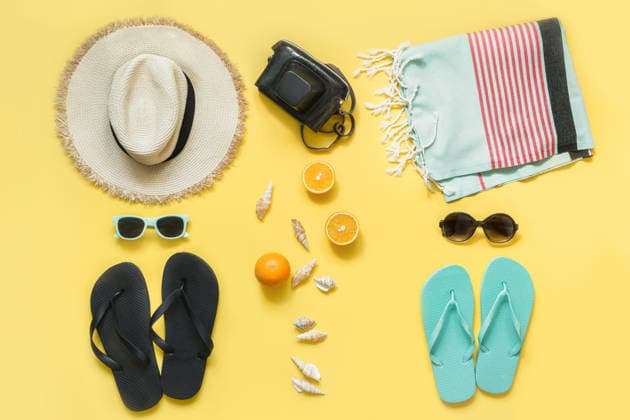Strandaccessoires für zwei Personen: Stroh-Strandhut, Handtuch, Sonnenbrille in Gelb. Strandaccessoires für zwei Personen: Stroh-Strandhut, Handtuch, Sonnenbrille in Gelb. (License=RF) Copyright: xZoonar.com SvetlanaxLazhkox 24968761