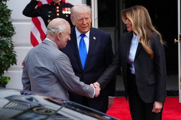 April 30, 2026, Washington, District Of Columbia, USA: First lady Melania Trump shakes hands with King Charles III of the United Kingdom of Great Britain and Northern Ireland as she and United States President Donald J Trump host a Farewell with King Charles III of the United Kingdom of Great Britain and Northern Ireland and Queen Camilla on the South Portico of the White House in Washington, DC, USA, on Thursday, April 30, 2026 Washington USA  - ZUMAs152 20260430_faa_s152_001 Copyright: xAaronxSchwartzx-xPoolxviaxCNPx