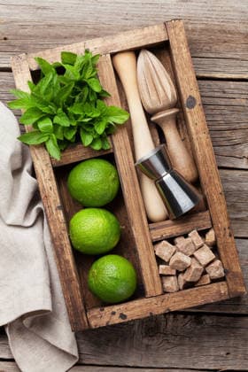 Zutatenbox für Mojito-Cocktail Mojito cocktail ingredients and bar accessories box on wooden table. Top view (License=RF) Copyright: xZoonar.com EvgenyxKarandaevx 24976691