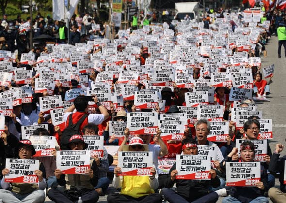News Bilder des Tages Labor Day rallies Labor Day rallies Members of the Korean Confederation of Trade Unions shout slogans as they stage a rally in the central city of Daejeon on May 1, 2026, as part of activities to commemorate Labor Day. (Yonhap) 2026-05-01 13:48:42 < 1980-2026 YONHAPNEWS AGENCY. .> ëÀü±¤¿ª½Ã EDITORIAL USE ONLY  Copyright: xx PYH2026050105560031500 YonhapxNewsx yonphotos251930