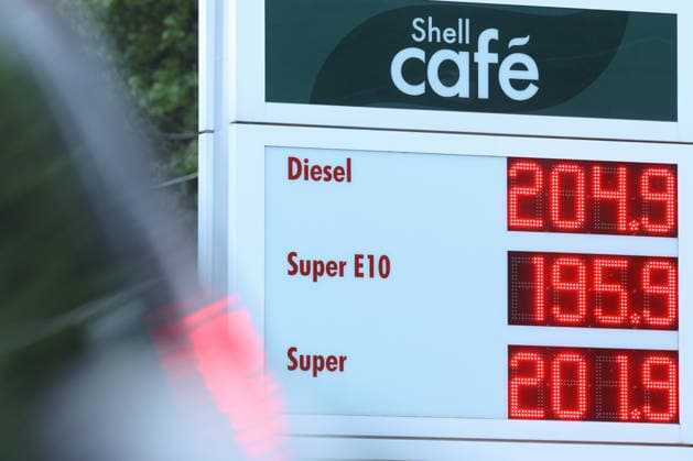 News Bilder des Tages Seit heute gilt der Tankrabatt. Die Bundesregierung hat die Energiesteuer auf Benzin und Diesel bis Ende Juni gesenkt. Die Ersparnis soll bei rund 17 Cent pro Liter liegen. SHELL Tankstelle in Siegen. Die aktuellen Spritpreise am Morgen. Tankstelle, Spritpreise am 01.05.2026 in Siegen Deutschland. *** The German government has reduced the energy tax on petrol and diesel until the end of June The savings are expected to be around 17 cents per liter SHELL petrol station in Siegen The current fuel prices at the morning petrol station, fuel prices on 01 05 2026 in Siegen Germany