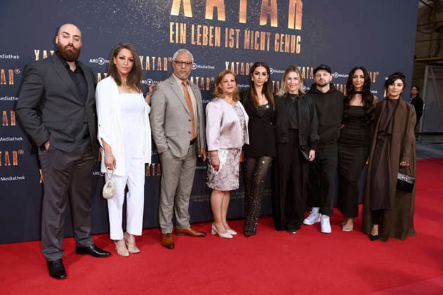 Farvah Hajab, Witwe von Xatar, mit Familienmitgliedern bei der Premiere der ARD-Dokuserie Xatar - Ein Leben ist nicht genug in der Fotografiska Berlin. Berlin, 30.04.2026