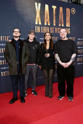 Alex Barbian, Falk Schacht, Farvah Hajab und Stefan Kauertz bei der Premiere der ARD-Dokuserie Xatar - Ein Leben ist nicht genug in der Fotografiska Berlin. Berlin, 30.04.2026