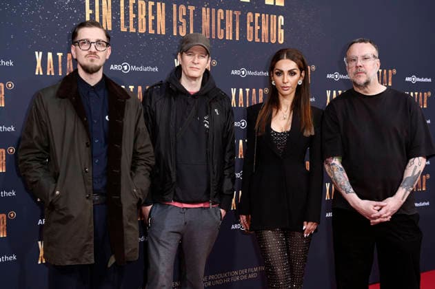 Alex Barbian, Falk Schacht, Farvah Hajab und Stefan Kauertz bei der Premiere der ARD-Dokuserie Xatar - Ein Leben ist nicht genug in der Fotografiska Berlin. Berlin, 30.04.2026