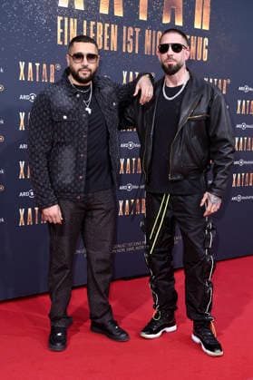 Azzi Memo und Silla bei der Premiere der ARD-Dokuserie Xatar - Ein Leben ist nicht genug in der Fotografiska Berlin. Berlin, 30.04.2026