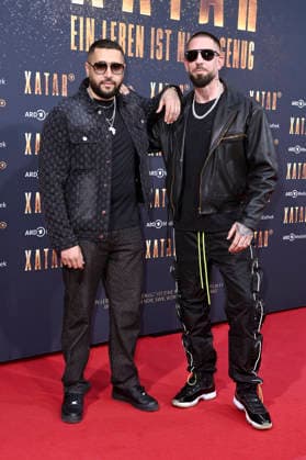 Azzi Memo und Silla bei der Premiere der ARD-Dokuserie Xatar - Ein Leben ist nicht genug in der Fotografiska Berlin. Berlin, 30.04.2026