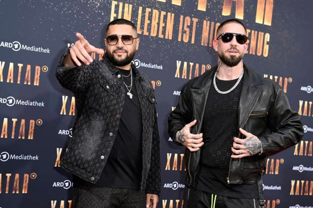 Azzi Memo und Silla bei der Premiere der ARD-Dokuserie Xatar - Ein Leben ist nicht genug in der Fotografiska Berlin. Berlin, 30.04.2026