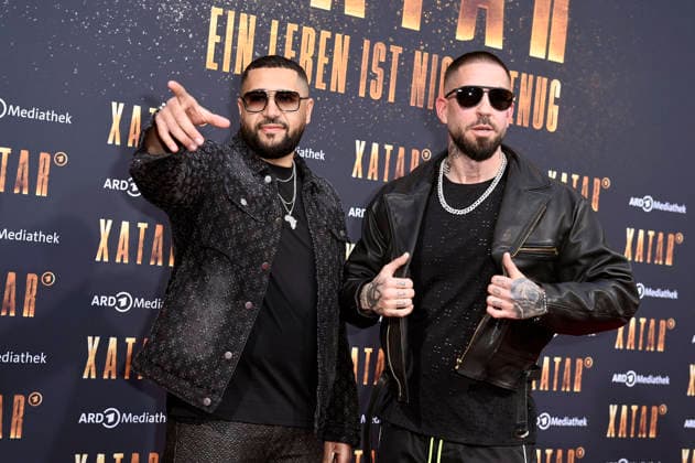 Azzi Memo und Silla bei der Premiere der ARD-Dokuserie Xatar - Ein Leben ist nicht genug in der Fotografiska Berlin. Berlin, 30.04.2026