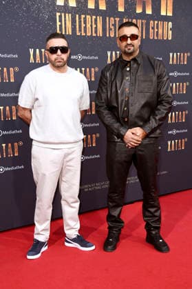 Samy und SSIO (Ssiawosch Sadat) bei der Premiere der ARD-Dokuserie Xatar - Ein Leben ist nicht genug in der Fotografiska Berlin. Berlin, 30.04.2026