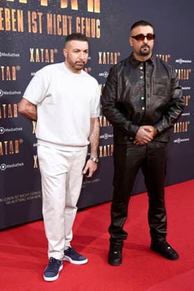 Samy und SSIO (Ssiawosch Sadat) bei der Premiere der ARD-Dokuserie Xatar - Ein Leben ist nicht genug in der Fotografiska Berlin. Berlin, 30.04.2026