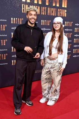 Joshua Schultze-Motel und lilly.rw bei der Premiere der ARD-Dokuserie Xatar - Ein Leben ist nicht genug in der Fotografiska Berlin. Berlin, 30.04.2026