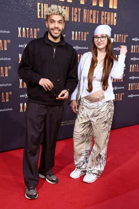 Joshua Schultze-Motel und lilly.rw bei der Premiere der ARD-Dokuserie Xatar - Ein Leben ist nicht genug in der Fotografiska Berlin. Berlin, 30.04.2026