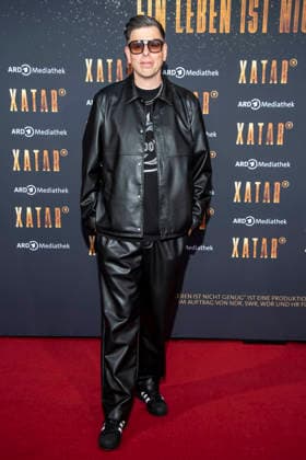 ABB XATAR- Michi Beck zu Gast auf dem roten Teppich bei der Premiere der ARD TV Dokuserie Xatar Ein Leben ist nicht Genug in der Friedrichstrasse112 am 30.04.20236 in Berlin Berlin Deutschland