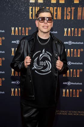 ABB XATAR- Michi Beck zu Gast auf dem roten Teppich bei der Premiere der ARD TV Dokuserie Xatar Ein Leben ist nicht Genug in der Friedrichstrasse112 am 30.04.20236 in Berlin Berlin Deutschland